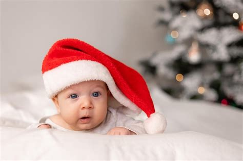 Retrato De Un Lindo Beb Con Sombrero De Pap Noel Acostado Boca Abajo