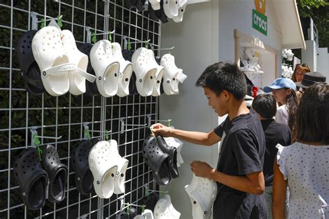 PHOHÍBEN las CROCS en las ESCUELAS por qué se tomó la medida y cómo