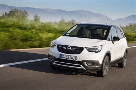 Opel Crossland X Photos, and Specs. 1.2 5MT Enjoy (81), 1.2 6AT Enjoy ...