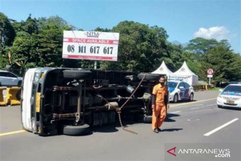 Truk Boks Sembako Terguling Di Tol Jagorawi ANTARA News