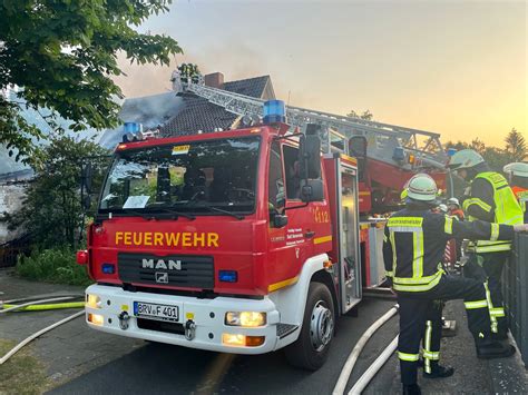 Fw Row Einfamilienhaus Brennt In Voller Ausdehnung