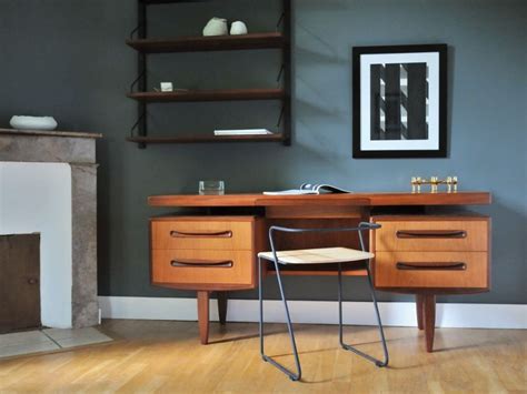 Bureau vintage scandinave style rétro et fonctionnalité épurée