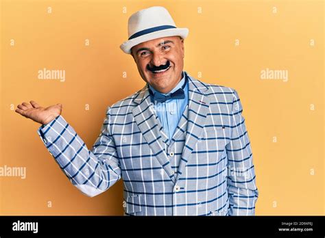 Homme du Moyen Orient mature avec moustache vintage et élégante style de mode souriant gai de