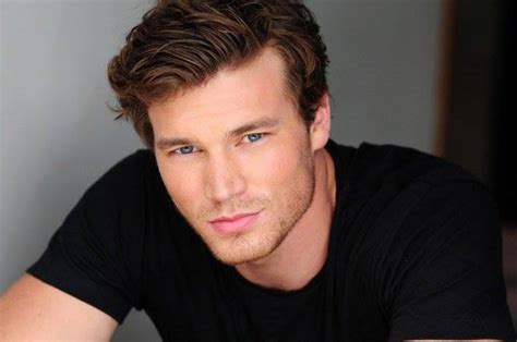 Derek Theler fotka