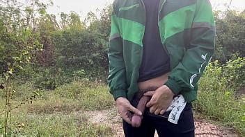 La polla dura no me permitió orinar al aire libre XVIDEOS