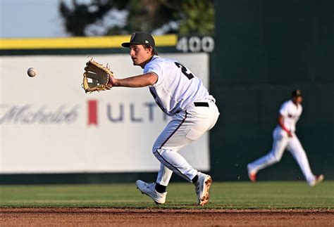 Modesto Nuts’ infielders, including 3 Mariners’ top 30 prospects, learn with help from manager