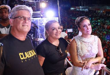 Em Cima Do Trio Claudia Leitte Se Emociona Homenagem Dos Pais