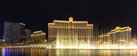 Bellagio Fountain Show At Night Stock Photo - Download Image Now ...