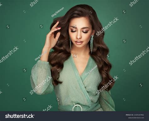 Brunette Girl Perfect Makeup Smiling Beautiful Stock Photo 2105167961 Shutterstock