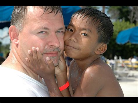 No le dejaban ser padre por ser gay y adoptó a un niño enfermo de Camboya que hoy es campeón
