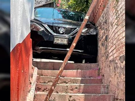 Atrapada Manda GPS a turistas por callejón en Taxco y se atora su auto