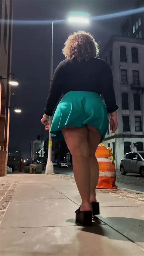Porto riquenha Boricua Mulher milf latina mami leg provoca grande rabo gordo andando em câmera