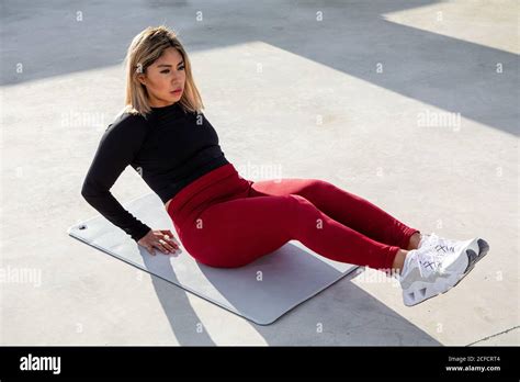 Blonde behaarte frau Fotos und Bildmaterial in hoher Auflösung Alamy