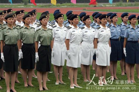 中国女兵换发新军装 威武之中有秀美 组图 搜狐新闻