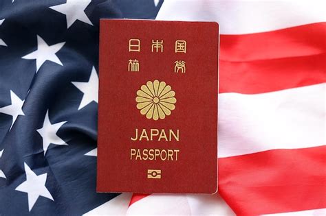 Passaporte do Japão em fundo da bandeira nacional dos Estados Unidos em