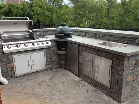 Outdoor Kitchen with Grill and Sink