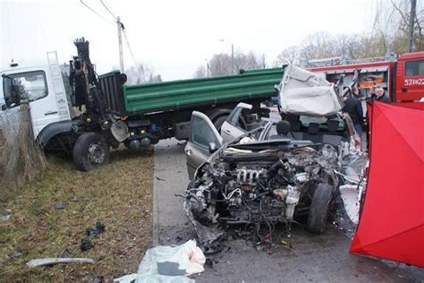 Miertelny Wypadek W Sieradzu Czo Owe Zderzenie Renault Clio Z