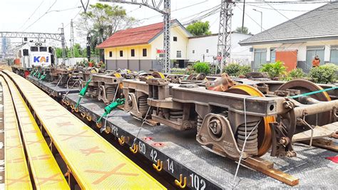 Lokomotif Kramat Narik Kereta Spesial Angkutan Roda Kereta Api Semua