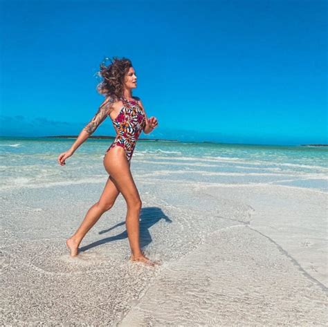 6 Hot Sexy Irene Saderini Bikini Pics