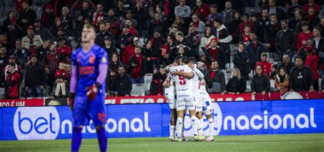 Bahia Vence O Athletico PR Na Ligga Arena E Retorna Ao G4 Do Brasileiro