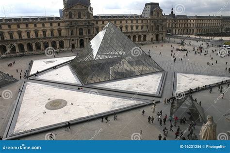 Exteriores Del Museo Del Louvre París Francia Foto editorial Imagen