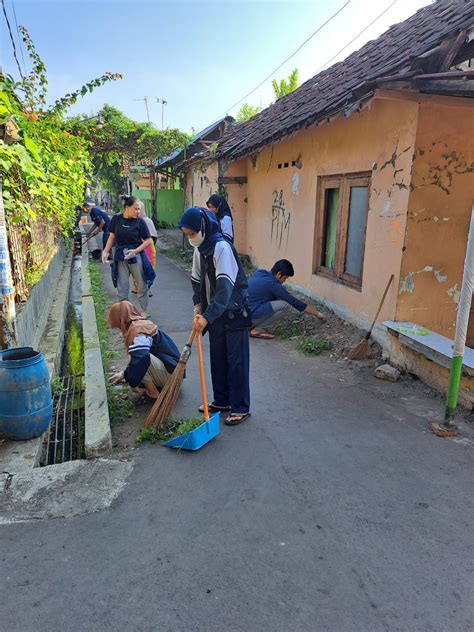 Kerja Bakti Rutin Warga Dan Mahasiswa KKN Di RW 07 Kelurahan