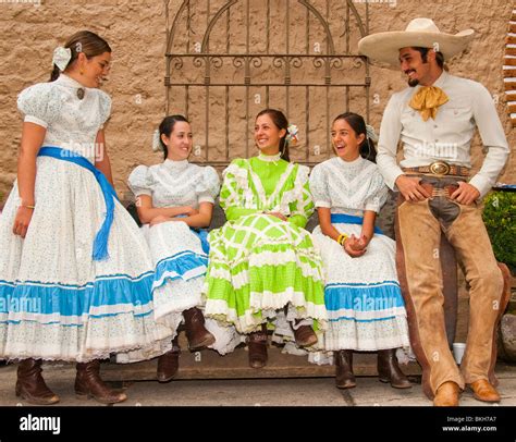 Guadalajara México El Charro Mujeres Y Hombres Ataviados Con Sus