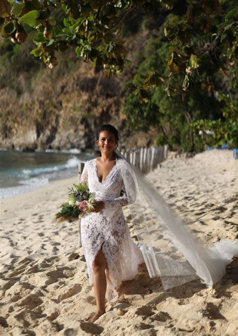 Look Iza Calzado And Ben Wintle Exchanged Vows In A Beautiful Sunset