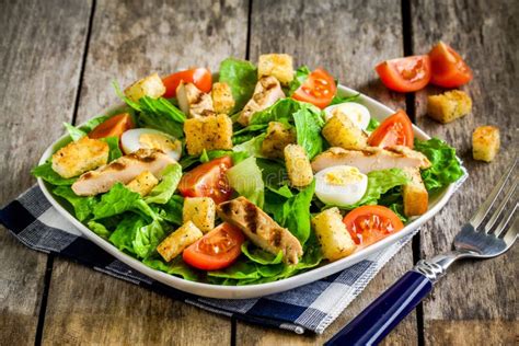 Salade De C Sar Avec Le Poulet Les Cro Tons Les Oeufs De Caille Et