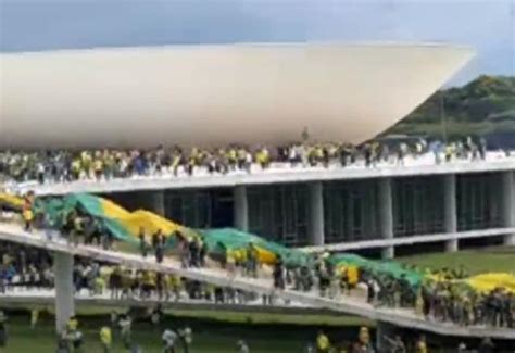 A Voz de Ibaiti e Região BRASÍLIA População em protesto fura