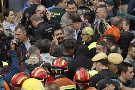 Foto La Reina Letizia Consuela A Una V Ctima De Las Inundaciones