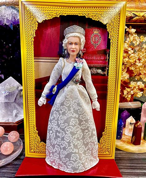 Queen Elizabeth Ii Collectible Barbie Doll Lagoagrio Gob Ec