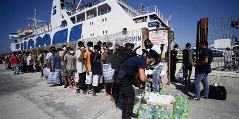 Italie Des migrants sauvés après un feu à bord d un ferry Horizons