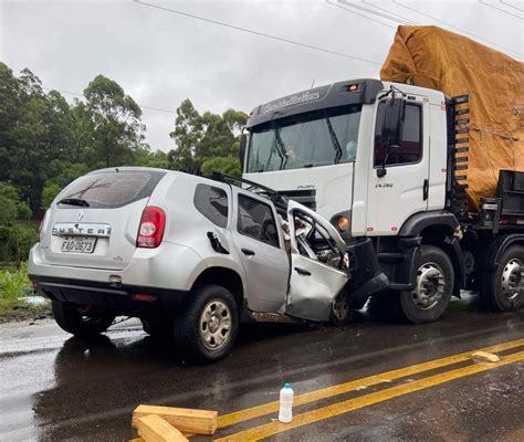 Acidente De Tr Nsito Homem Morre Ap S Colis O Frontal Entre Carro E