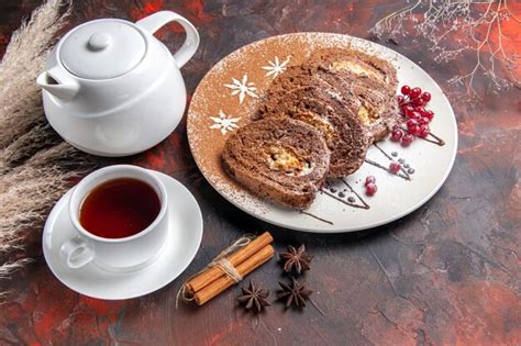 Deliciosos P Ezinhos De Biscoito Uma X Cara De Ch Na Mesa Escura E