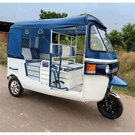 Kuku White And Blue Battery Operated Auto Rickshaw Vehicle Capacity