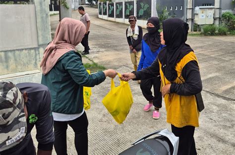 FOTO Warga Permata Green Garden Berbagi Kebahagiaan Di Bulan Ramadan