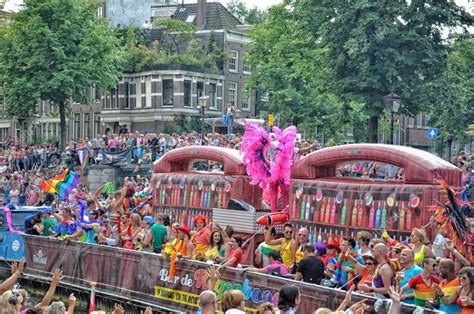 Ámsterdam Holanda 04 de agosto de 2012 La gente celebra el desfile gay celebración en los