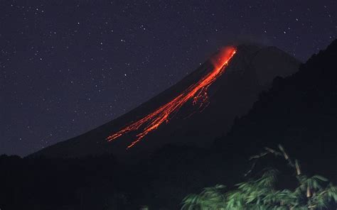 Gunung Merapi Muntahkan Kali Guguran Lava Pijar Sejauh