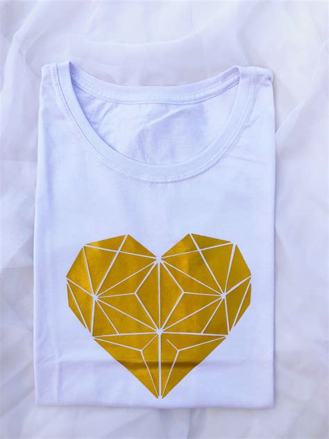 Camiseta T shirt Feminina Coração Dourado Elo7