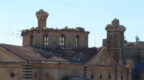 Gaziantep teki tarihi Kurtuluş Camii nin kubbe ve minaresi depremlerde