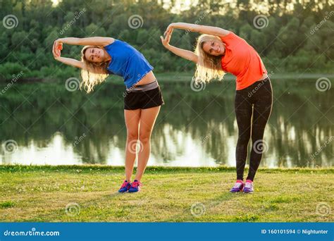 Actieve Familie In De Openlucht Twee Flexibele Blonde Mooie Vrouw Met Twee Zusjes In Een