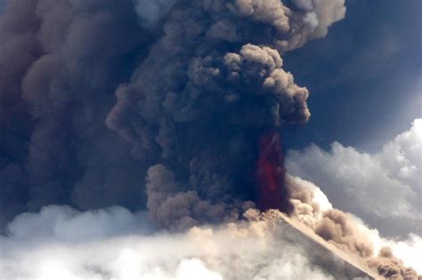 Thousands flee erupting Papua New Guinea volcano