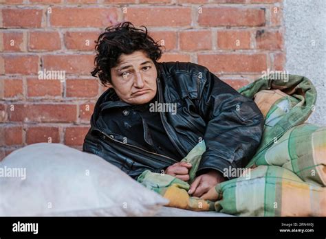 Barfuß Obdachlos Fotos Und Bildmaterial In Hoher Auflösung Alamy