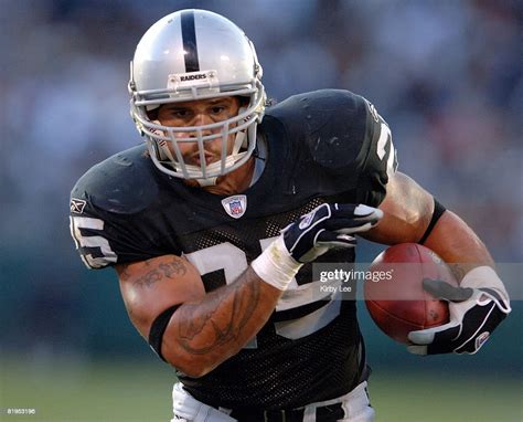 Oakland Raiders running back Justin Fargas heads up field during 23-7 ...