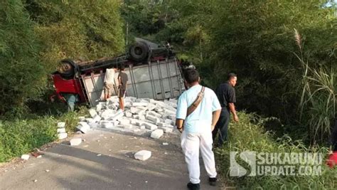 Gagal Nanjak Truk Mundur Nyaris Masuk Jurang Di Puncak Habibie