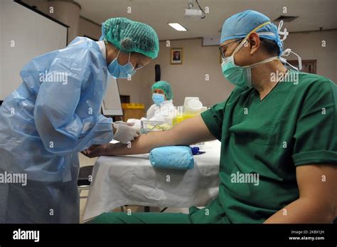 Los Médicos Realizaron Pruebas De Cerología Pruebas Rápidas En El Hospital Siloam Kebun Jeruk