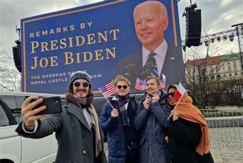 Folla Per Il Discorso Di Biden A Varsavia Tiscali Notizie