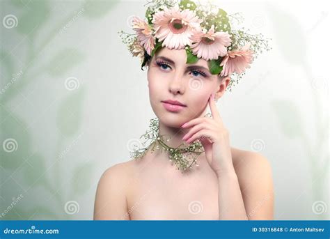 Beautiful Girl Wearing Wreath Of Flowers Stockfoto Bild Von Gänseblümchen Kreativ 30316848