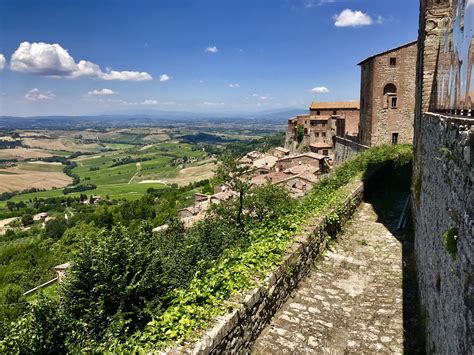 A unique wine tasting in the woods and our stay near Montepulciano ...